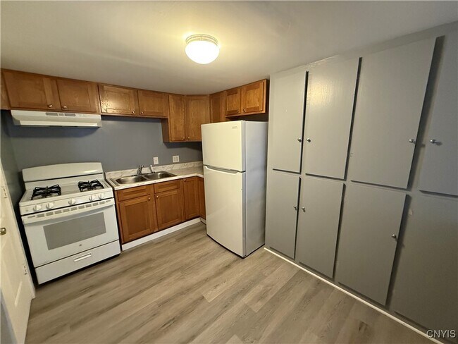 Foto del edificio - 127 1/2 Matty Ave