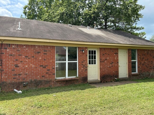 Building Photo - 3434 Laurelwood Dr