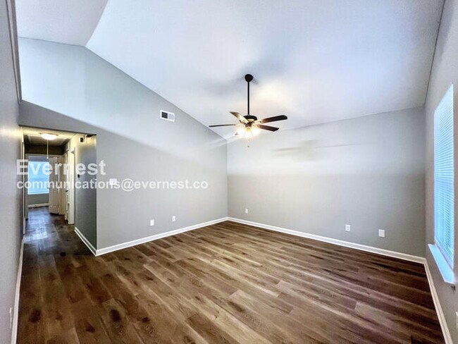 Building Photo - 3 Bed/ 2 Bed Home with Fenced Yard / Pet-F...