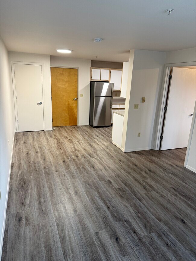 Sala de estar/Cocina/Entrada - Rose City Center Apartments - 55 and Over