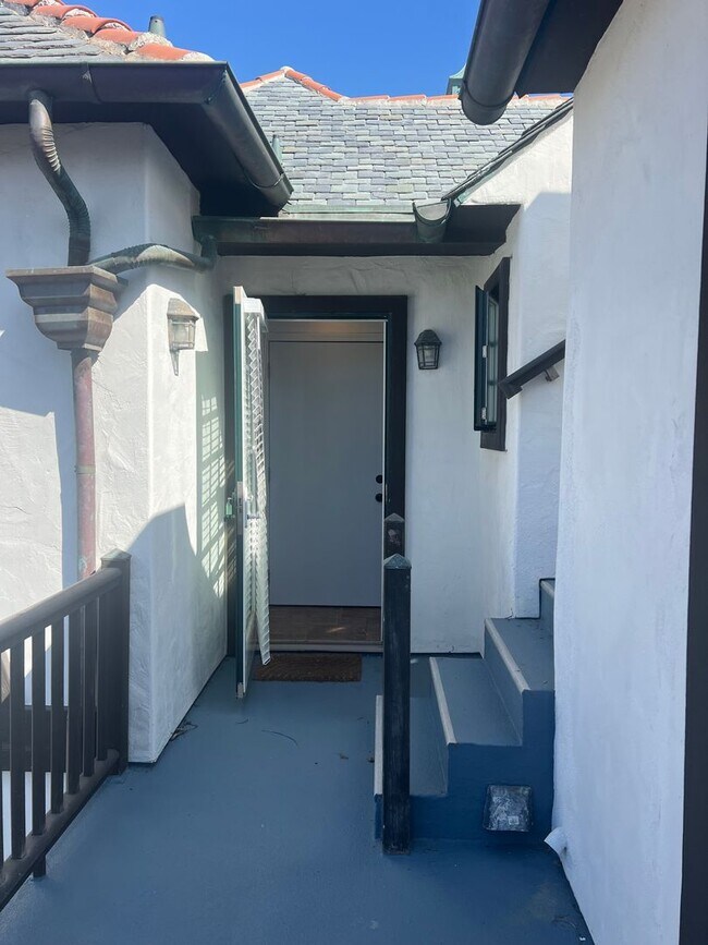 Building Photo - Gorgeous 2 bedroom 2 bath Furnished Upper ...