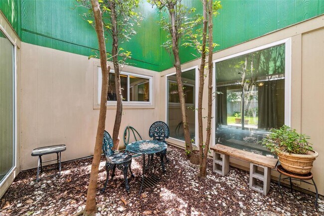 Building Photo - 302 Gentilly Dr