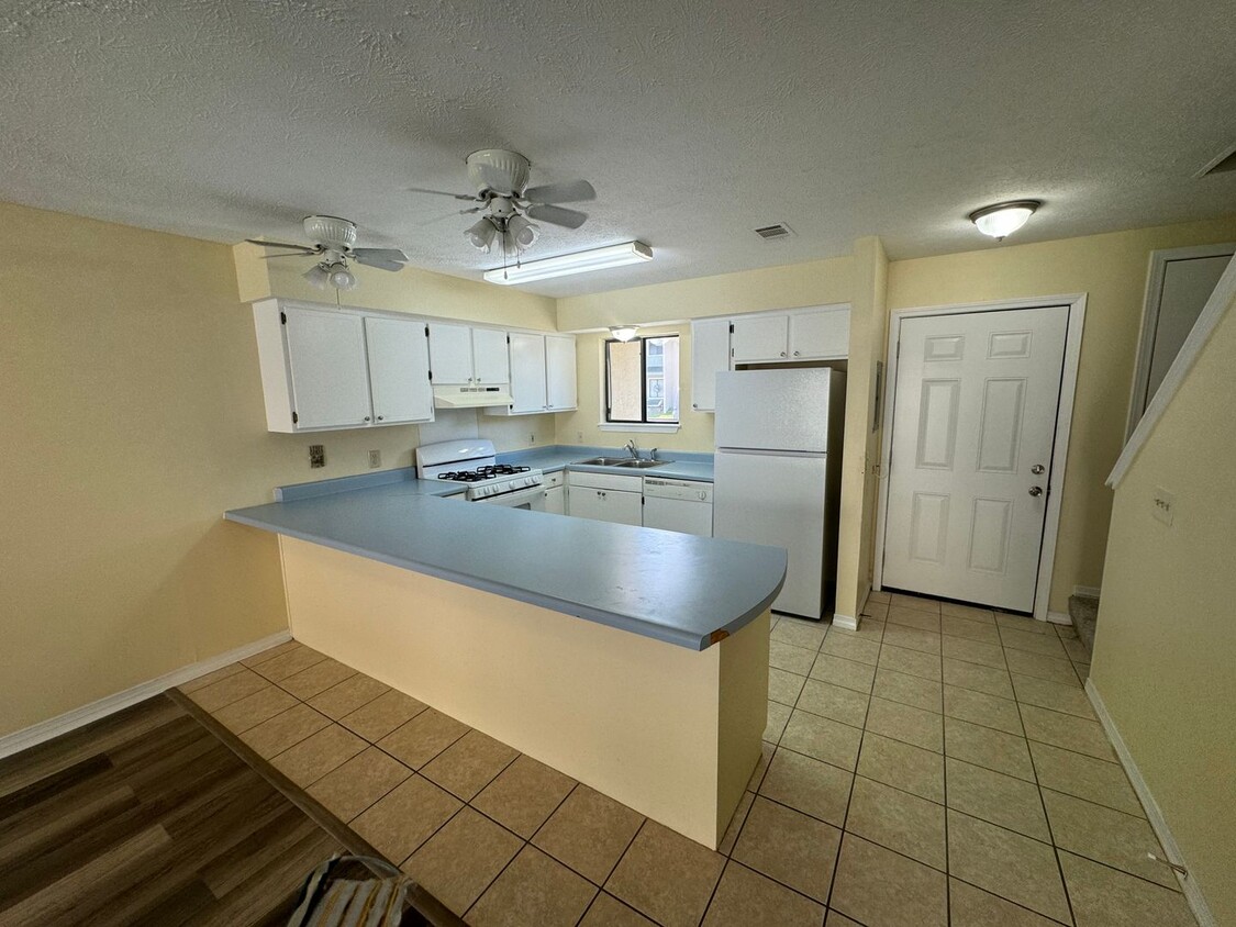 Primary Photo - Great Two Bedroom-Freshly Remodeled-$500.0...