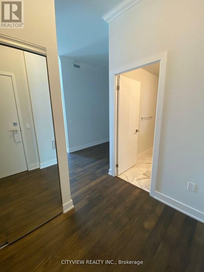 Photo du bâtiment - 4085-4085 Parkside Village Dr