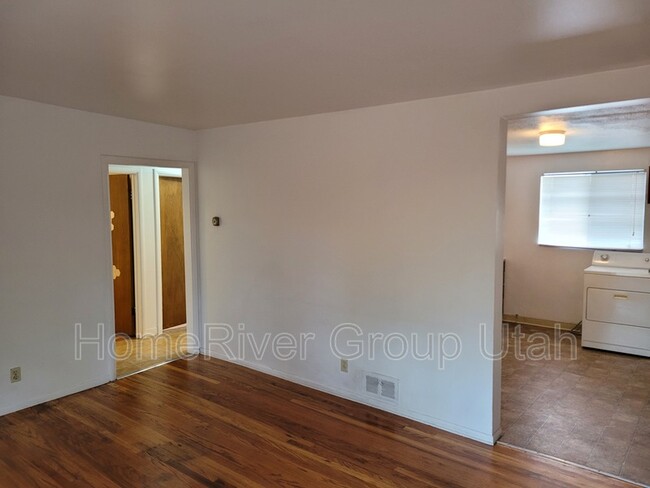 Building Photo - 915 S 900 E