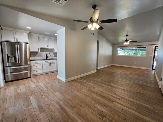 Building Photo - (3) Bed/(1.5) Bath Avail Now! Small Pet Negotiable!