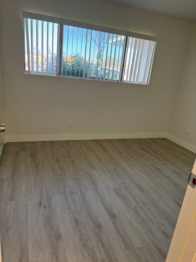 Building Photo - $250.00 1st Month's Rent