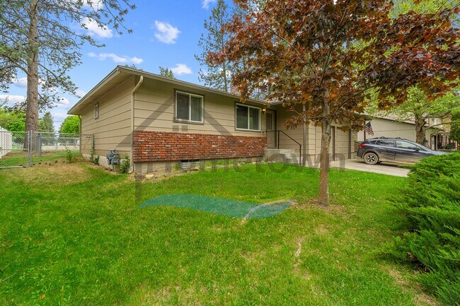 Foto del edificio - 2 Bedroom 1 Bath Home with Attached Garage...