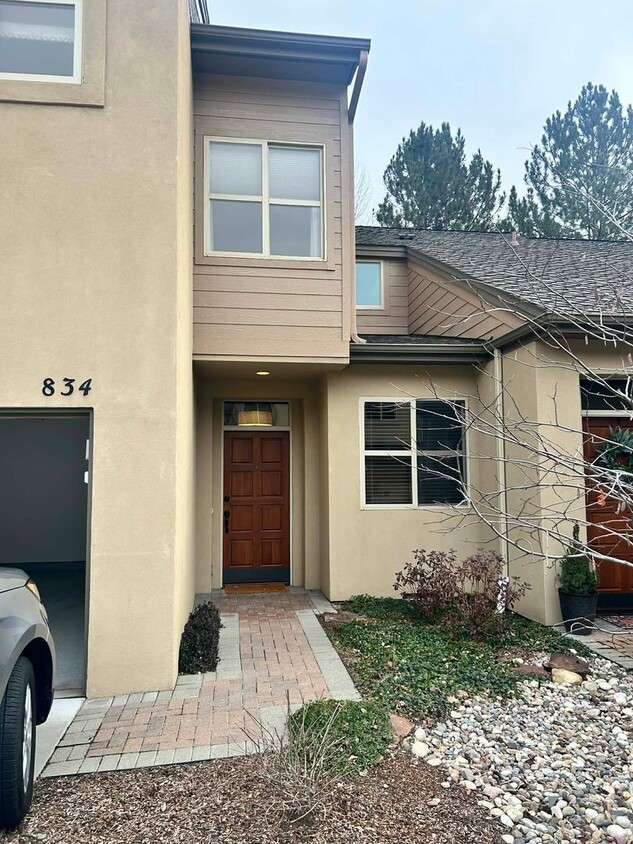 Building Photo - Modern 2-Bedroom Condo with Loft & 2 Car Garage!