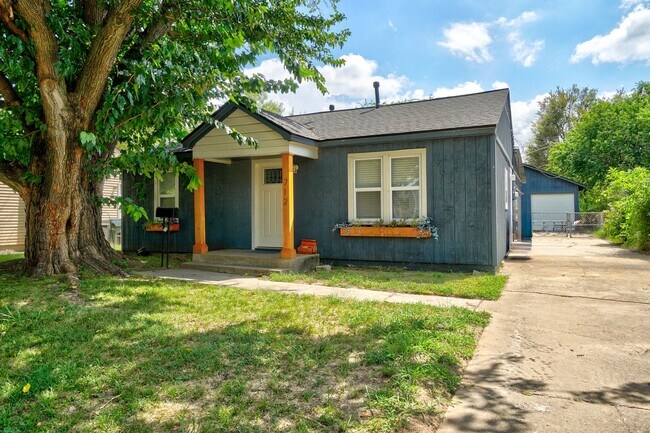 Building Photo - 712 Dakota St