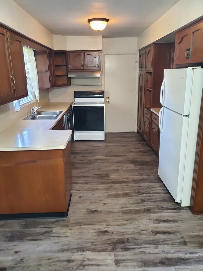 Foto del edificio - 3328 Oakwood Dr