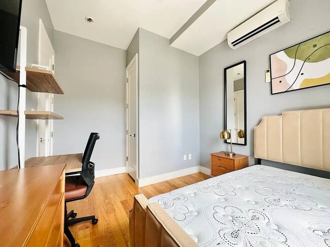 Building Photo - Furnished room/NOT APARTMENT