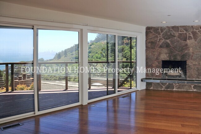 Building Photo - Spectacular home with sweeping views - FOU...