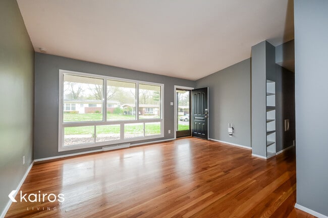 Building Photo - 425 Saint Edward Lane