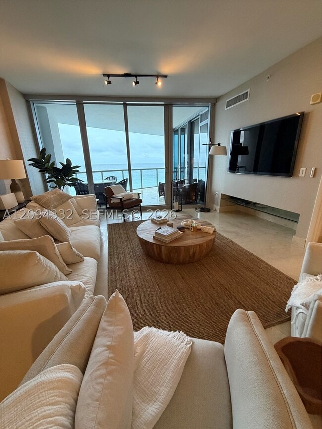 Foto del edificio - 17121 Collins Ave