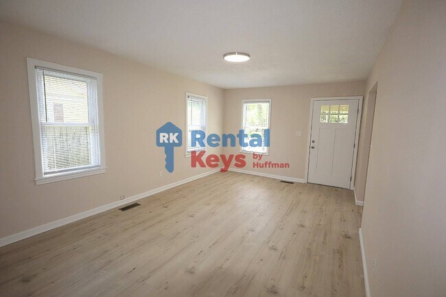 Foto del edificio - Three Bedroom House | New Flooring