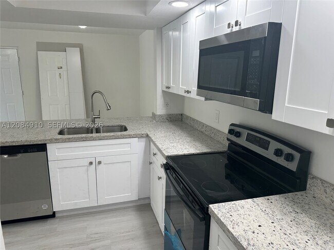 Foto del edificio - 18840 NW 57th Ave