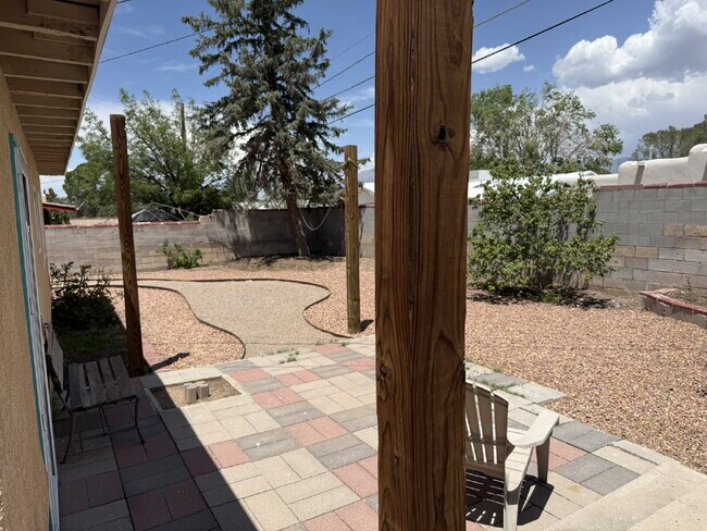 Foto del edificio - Charming NE Heights Cottage with Flexible Layout & Easy Access to UNM, Uptown, and KAFB