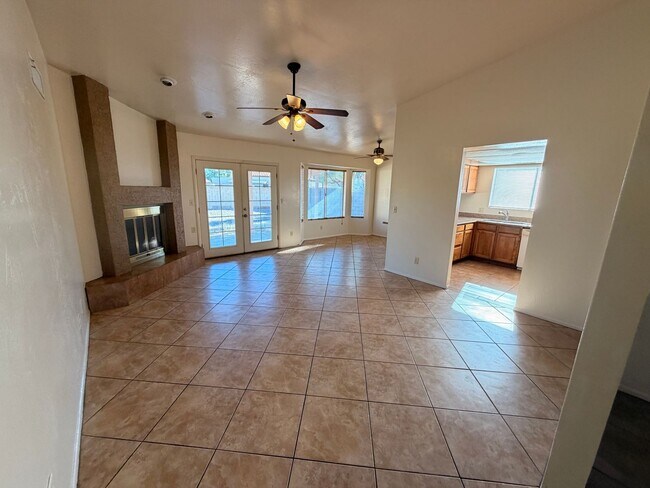 Foto del edificio - ? Spacious 3-Bedroom 2-Bathroom Chandler Home with Vaulted Ceilings and Large Yard