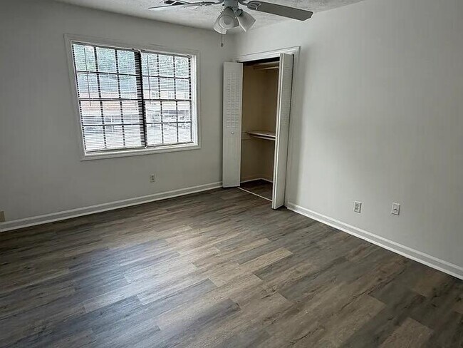 Foto del edificio - 300 Winding River Dr