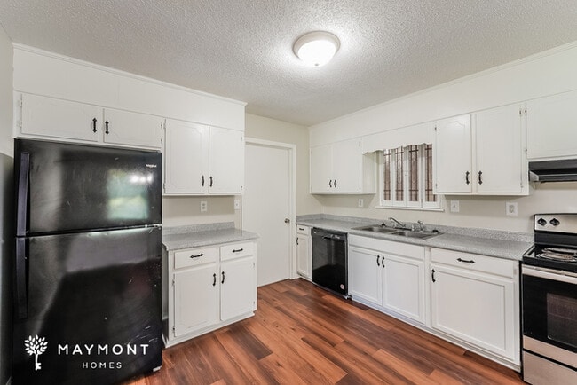 Building Photo - 370 Avon Cir
