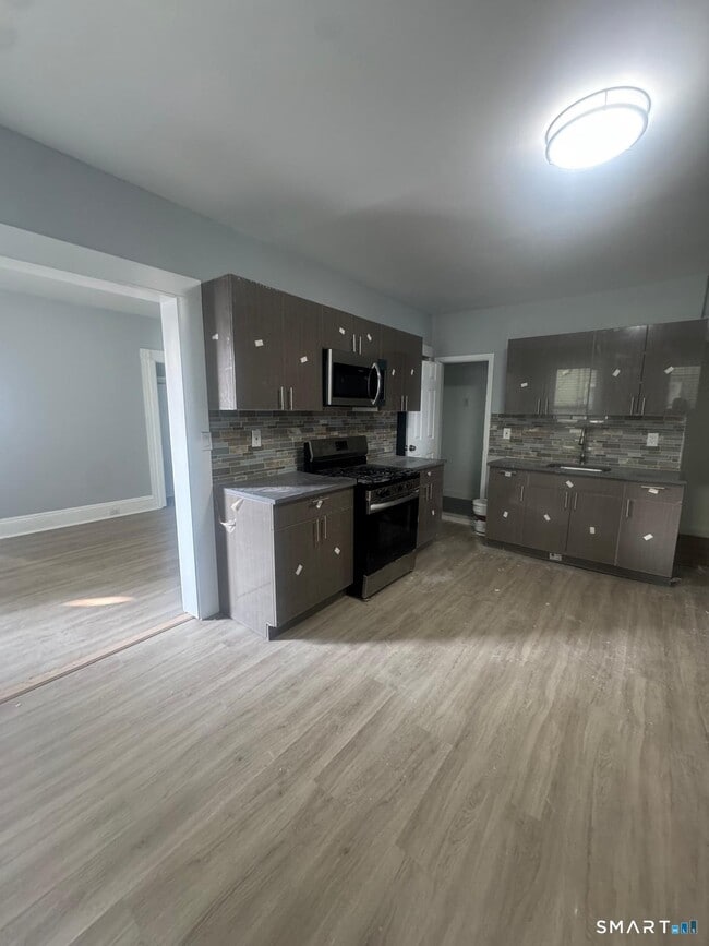 Building Photo - 105 Caroline St