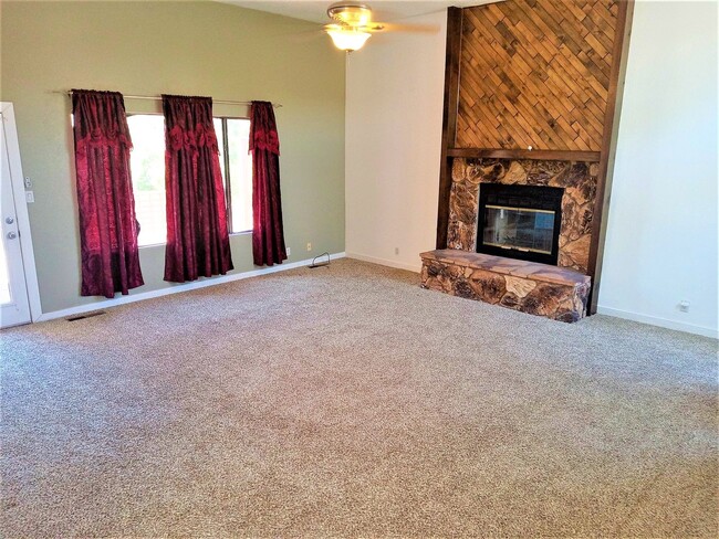 Building Photo - STUNNING HOME IN THE BEAUTIFUL CITY OF ALB...