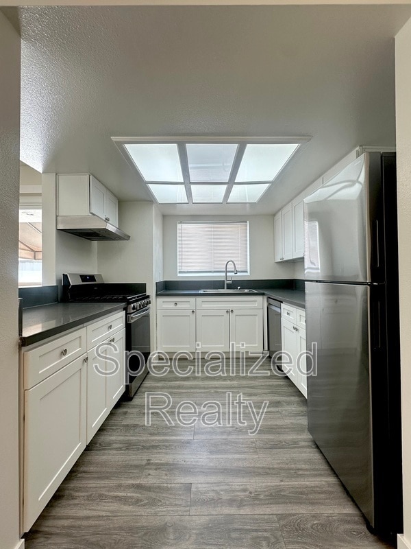 Building Photo - 328 E Providencia Ave