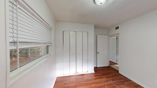 Foto del edificio - "Charming 3-Bedroom Home with Gleaming Hardwood Floors and 3 Full Baths on Camelot Rd, Jacksonvil...