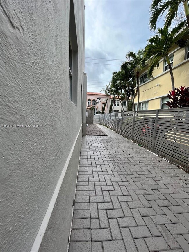 Foto del edificio - 833 W 39th St