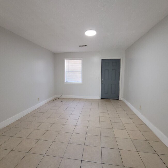 Foto del edificio - one level 2 bedroom apartment $675