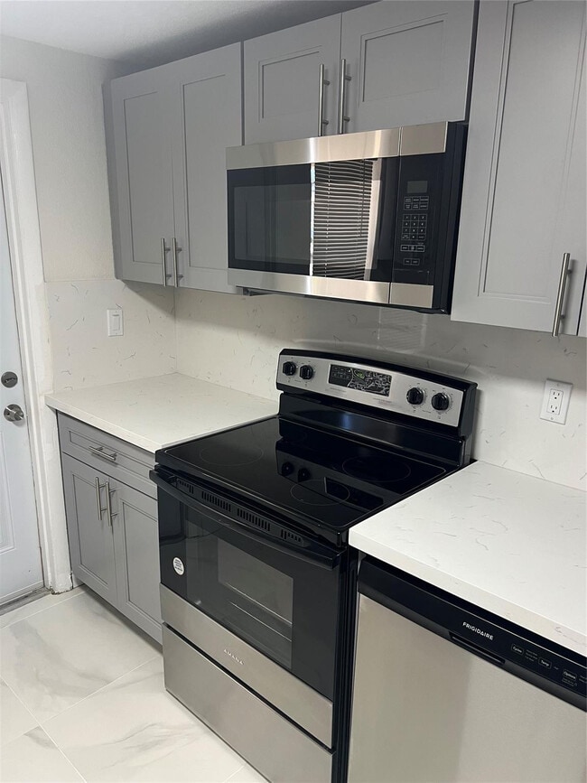 Building Photo - 8705 NW 38th Dr