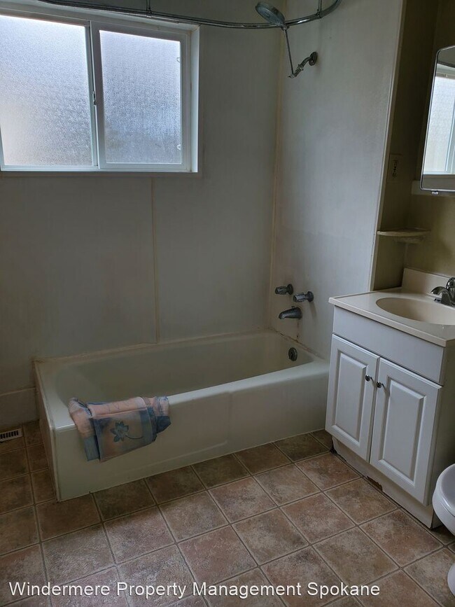 Building Photo - 3 br, 1 bath House - 1811 E. 11th Ave