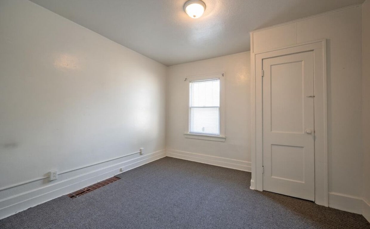 Building Photo - 914 Maish Ave