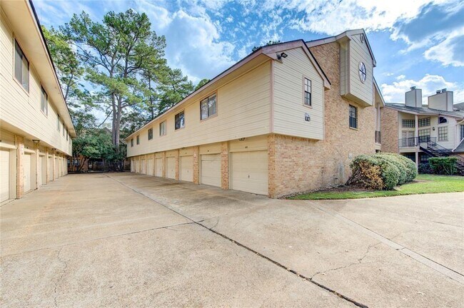 Building Photo - 16800 Sugar Pine Dr