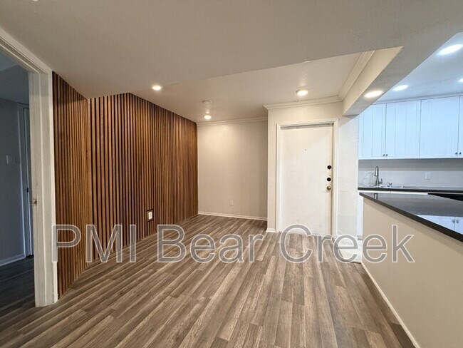 Foto del edificio - 3045 Walnut Bend Ln