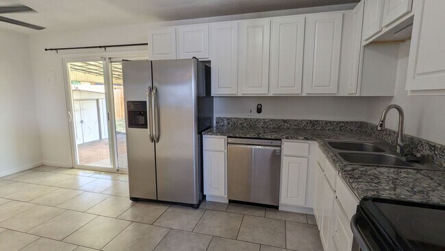 Foto del edificio - 5 BED/2 BATH RANCH HOME W/FINISHED BASEMEN...