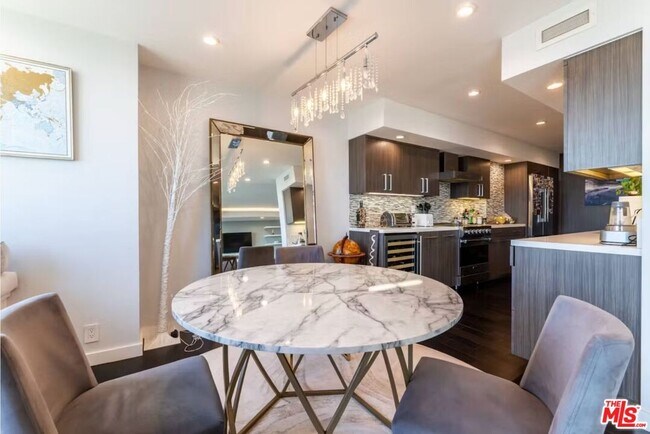 Building Photo - 818 N Doheny Dr