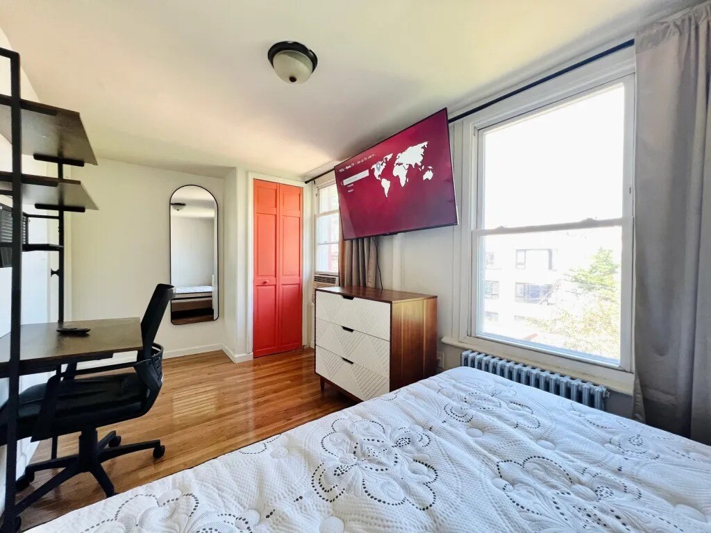 Private Bedroom in a 3 bedroom / 1 bathroo... Condo for Rent in