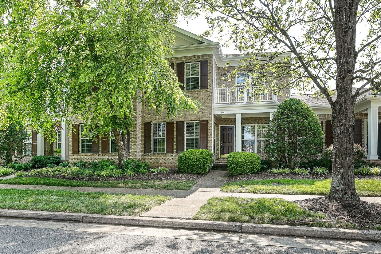 Foto principal - 614 Springlake Dr
