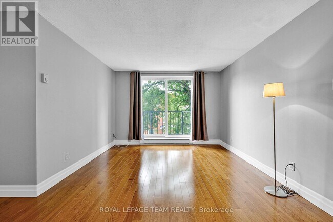 Photo du bâtiment - 50-350 Burnside Ave