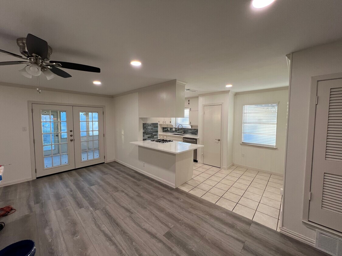 Foto principal - 6300 Carousel Dr