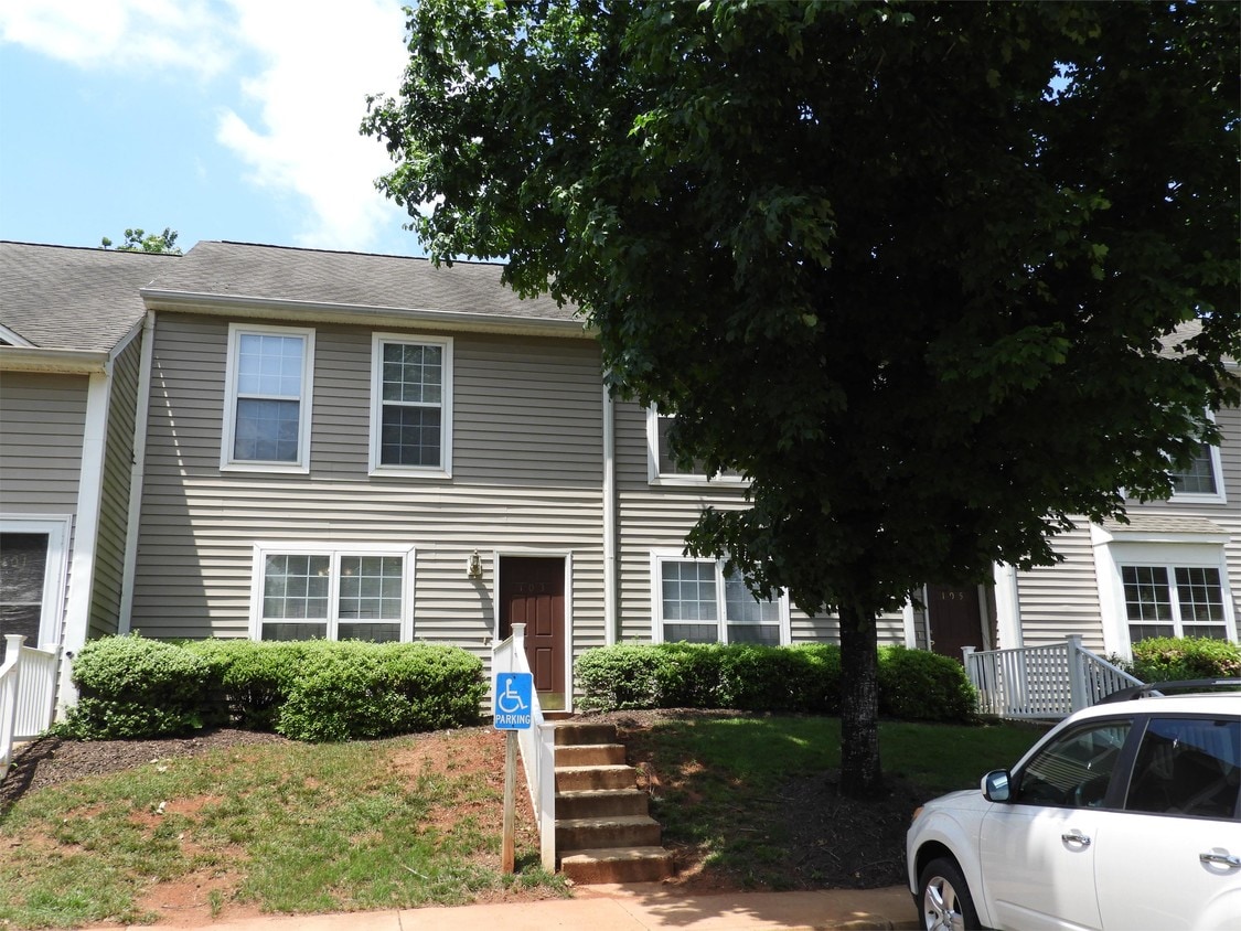 Primary Photo - 103 Greenwich Ct