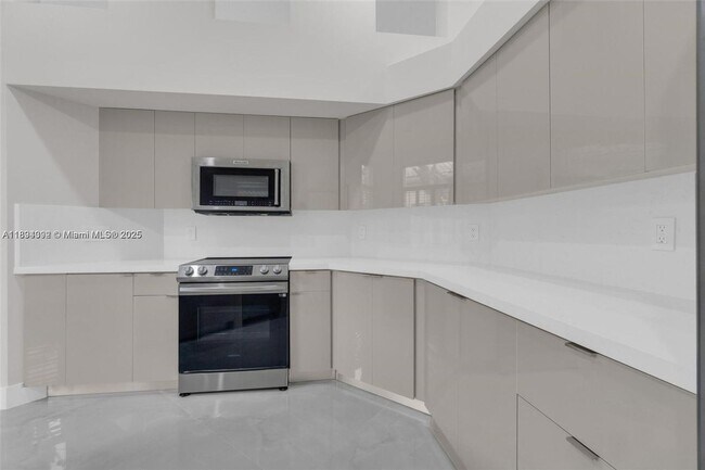 Building Photo - 2553 E Bay Dr