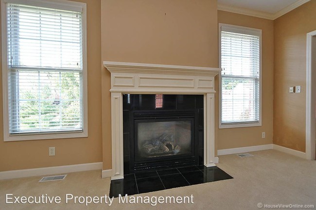Building Photo - 2162 Sussex Dr