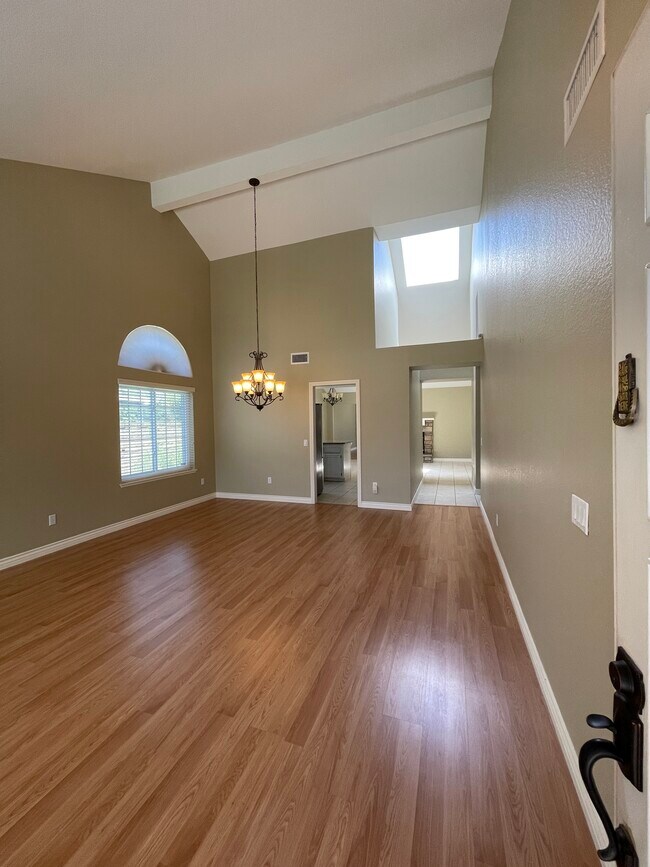 Vaulted Ceilings in spacious living room - 26056 Bancroft St