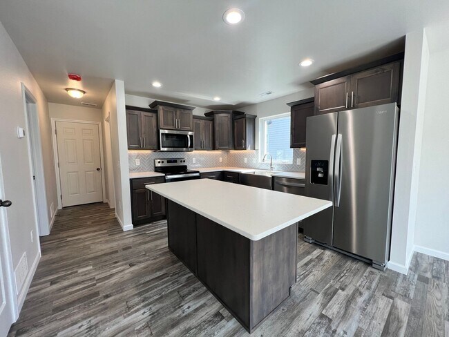 Building Photo - 4 Bed | 2 Bath | 2 Stall Garage | Single F...