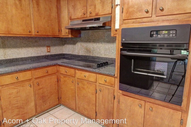 Building Photo - 3 br, 2.5 bath House - 2302 Caroline Dr