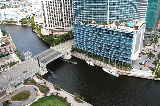 Foto del edificio - 465 Brickell Ave