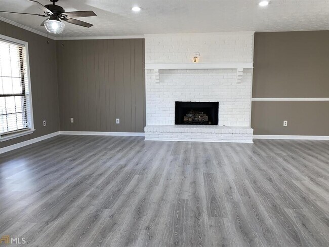 Building Photo - **PRICE IMPROVEMENT**300 Oak Street: Lovel...